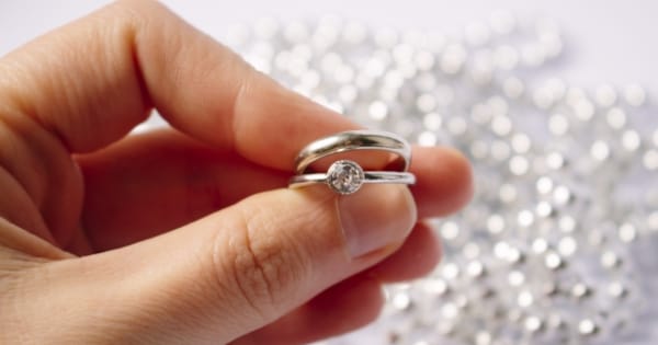 指輪を押すと隙間ができるのはNG？