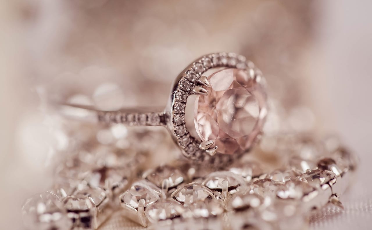 50代の手元を美しく魅せる指輪の付け方と選び方のポイント