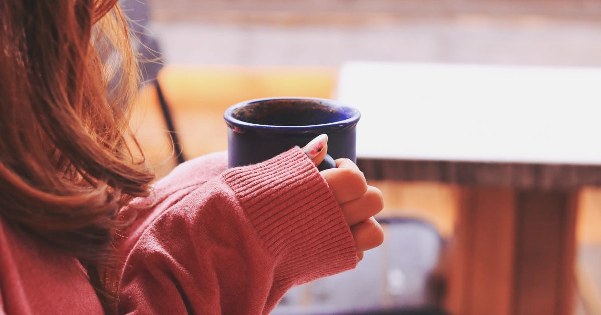 左手中指に指輪をつける人は彼氏いないって本当？