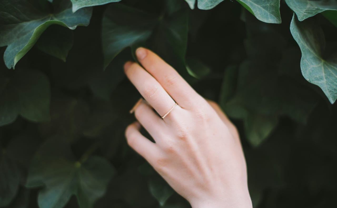 左手中指の指輪は彼氏いないサイン？恋愛との関係性や意味を紹介