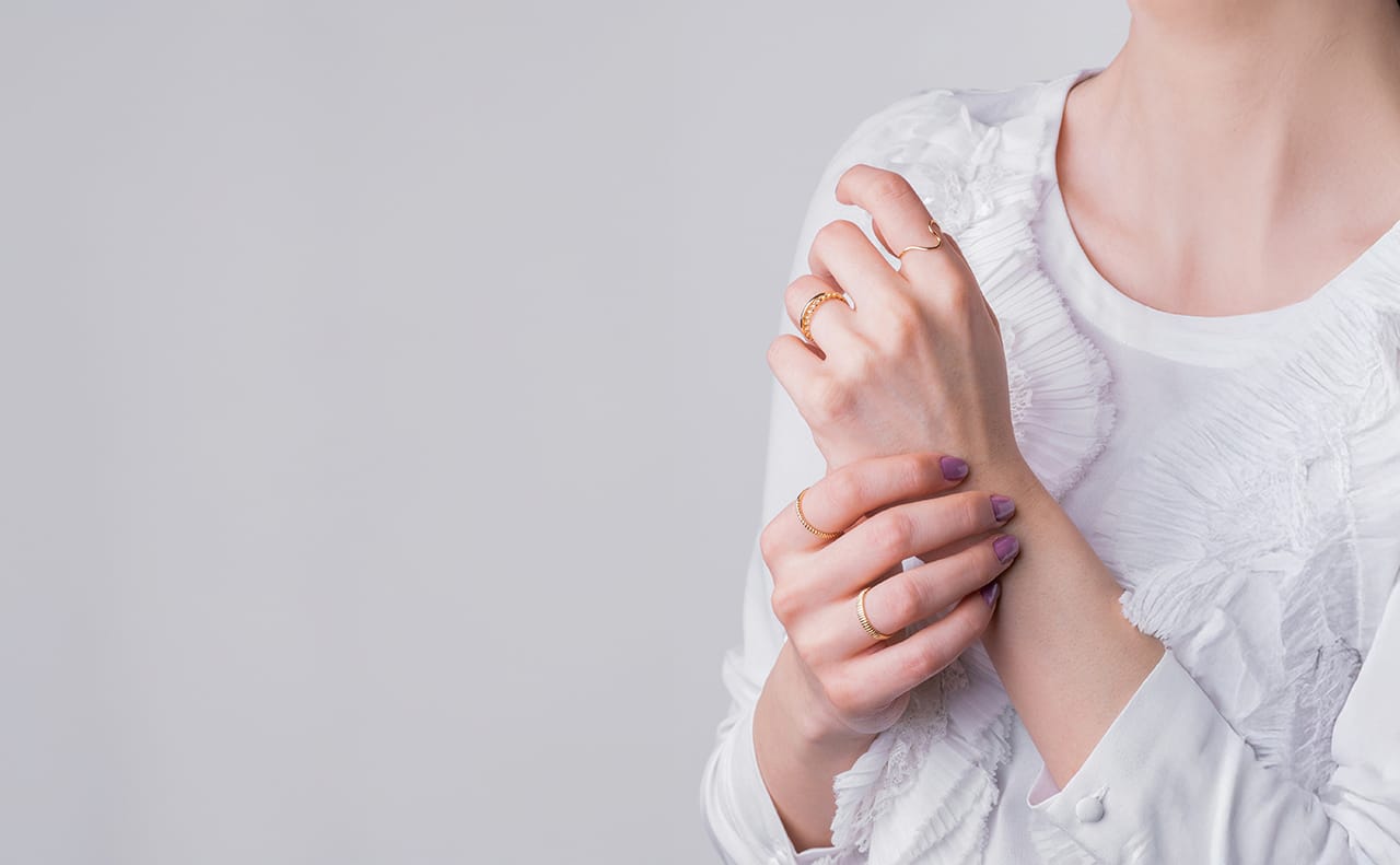 指輪を両手に1つずつつけるスタイルの魅力とアレンジ方法