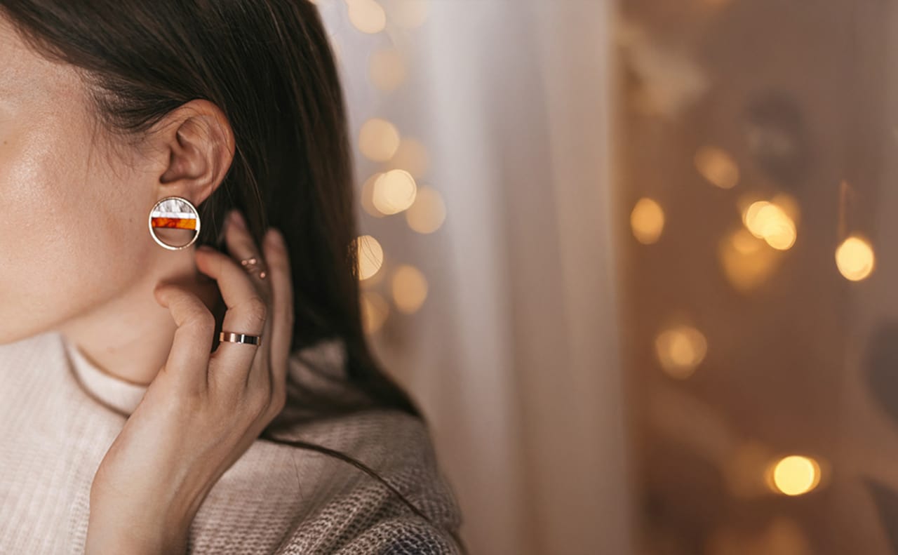 左手薬指の指輪はファッションとして楽しめる？意味や付け方を解説